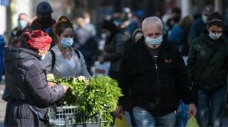 Autoritățile le declară război vânzătorilor ambulanți, de la bătrâne cu pătrunjel la samsari cu marfă de contrabandă