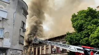 Incendiu lângă Piaţa Unirii din Bucureşti. Fumul gros se ridică deasupra clădirii din Centrul Vechi al Capitalei
