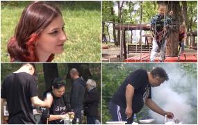Distracţie de weekend la iarbă verde, cu grătar şi căţărat: "Am venit la un grătărel, dar nu ştim să-l facem. Sper că nu dăm foc la nimic"