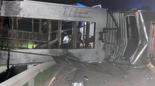 Imagini de coșmar pe autostrada A1, după ce șoferul unei dube a pierdut controlul volanului. Accident cumplit între Sebeș și Deva