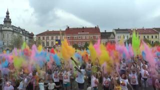 Maratonul plin de culoare "The Color Run" a avut loc la Cluj Napoca. Aproape 4000 de oameni au participat: "M-am simţit excelent"