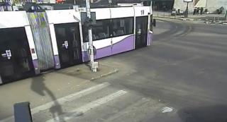 Momentul în care un tramvai deraiază în Timişoara, din cauza vitezei. Garnitura înaintează pe șosea și se oprește pe trotuar, în fața Gării de Nord