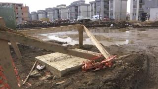 Complexul imobiliar de "lux" în care fosa cu fecale se revarsă în apartamente, la demisol: "Se roagă să nu plouă"