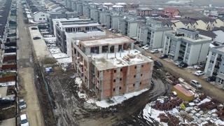 Au făcut credit pe 30 de ani pentru apartament într-un "paradis imobiliar". Acum, le plouă în casă și riscă să moară electrocutați