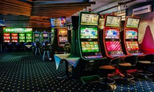 Doi tineri din Timiş, care au pierdut 19.000 de lei la păcănele, au înscenat o tâlhărie pentru a recupera banii. Complice a fost angajatul sălii de jocuri de noroc