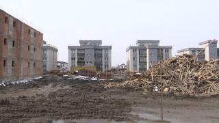 Vis vândut doar pe hârtie. La Braşov, o familie a cumpărat o casă în care plouă prin tavan