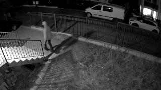 Un hoţ terorizează un cartier din Cluj de aproape o săptămână. Poliţia nu poate rezolva cazul, oamenii nu mai dorm şi îşi păzesc casele