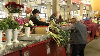 Românii primesc primele vouchere de 250 lei luna viitoare. Cele 6 produse pe care le pot cumpăra cu tichetele