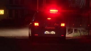 Incendiu de amploare la un depozit din Buzău. 10 tone de rumeguş s-au făcut scrum, zeci de pompieri s-au luptat ore întregi cu flăcările