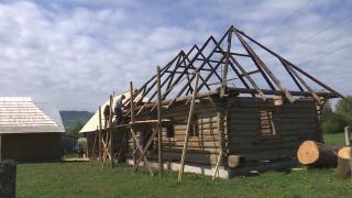 Teodor, în vârstă de 79 de ani, readuce la viaţă confecţionarea draniţei, un meşteşug vechi de sute de ani