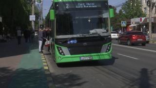 Scumpirea carburanţilor ne lasă pietoni. Românii se reorientează către transportul în comun, obligaţi de preţurile uriaşe la benzină şi motorină