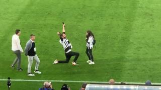 Cerere inedită în căsătorie: Un tânăr din Cluj şi-a cerut iubita de soţie în faţa a 25 de mii de oameni