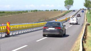 A început montarea de separatoare pe "drumul morţii", şoseaua din România cu zeci de cruci pe margine