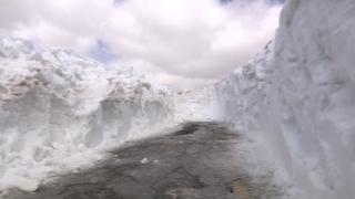 Vreme la extreme în România: La munte sunt 3 metri de zăpadă, în sudul țării 30 de grade. Cum va fi în weekend