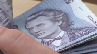 Românii au scos banii din bănci şi i-au pus la saltea. 8 miliarde de lei retraşi doar în luna martie