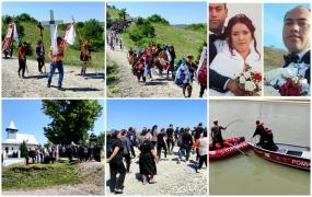 Maia şi David, copiii din Bacău ucişi de tatăl lor, conduşi pe ultimul drum. Cei doi fraţi au fost puşi în două sicrie albe şi vor împărţi acelaşi mormânt