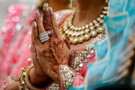 Doi părinţi din India îşi dau în judecată fiul pentru că nu le face un nepoţel cu care să se joace la bătrâneţe. Îi cer 650.000 de dolari