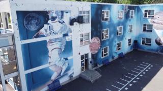 Vandalism sau artă urbană? Graffiti, fenomenul stradal care dă culoare oraşului şi ajută blocurile "să respire"