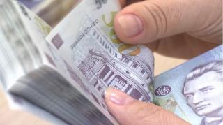 Aproape jumătate dintre angajaţii de la stat nu şi-au primit salariile la timp. Autorităţile spun că din cauza unor probleme tehnice