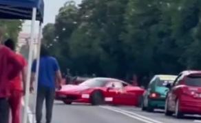 Accident cu un Ferrari la campionatul de îndemânare din Ploieşti. Momentul în care mai mulţi pietoni evită să fie loviţi