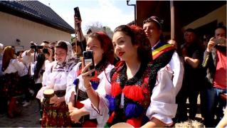 Obicei vechi de sute de ani într-o localitate din Maramureş: cel mai harnic gospodar, sărbătorit de comunitate. La final, tot el a plătit petrecerea