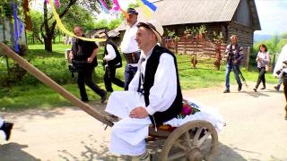 Cel mai harnic gospodar, sărbătorit în Maramureș. Conform tradiției, tânărul a pornit într-un tur triufmal al satului