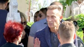 Frații Mazăre, flancați de 7 polițiști în civil, la înmormântarea mamei: "O tragedie prin ce trecem, dar suntem bărbaţi şi mergem înainte"