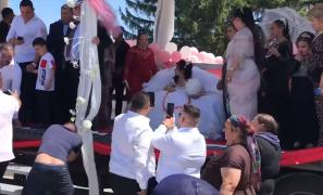 Nuntă cu TIR-ul la Strehaia. Remorca camionului s-a transformat în ring de dans