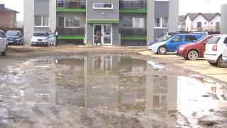 Coşmar Residence: Au dat 200.000-250.000 de euro pentru o casă într-un cartier ce se voia a fi de lux. Condiţii de sat, la marginea oraşului Brăila