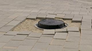 Lucrări de mântuială pe cea mai importantă stradă din centrul municipiului Târgu Jiu. Autorităţile au dat 2 milioane de euro pentru ele