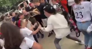 Două eleve din Buzău și-au împărțit pumni și picioare, după ieșirea de la ore. Copilele s-ar fi îndrăgostit de același băiat