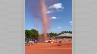 Momentul în care o mini tornadă întrerupe un meci de tenis în Germania