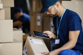 Curierii vor fi obligați să raporteze la ANAF clienții care plătesc cu banii jos la livrare