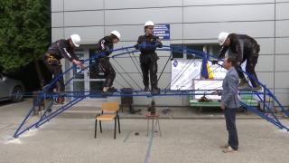 Macheta celui mai rezistent pod din lume, realizată de studenţii din Iaşi. Construcţia cântăreşte 79 de kilograme