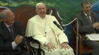 Bono, invitatul special al Papei Francisc. Suveranul Pontif nu şi-a pierdut simţul umorului, deşi se deplasează într-un scaun cu rotile