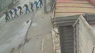 ”Mergi la dreapta, javră!” Rușii au încolonat și executat cu sânge rece 8 ucraineni. Noi imagini cu crimele de război de la Bucha