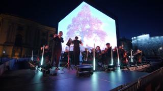 "Anotimpurile" lui Vivaldi au răsunat în aer liber, pe Calea Victoriei, sub bagheta compozitorului Eduard Dabrowski