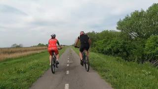 Cu bicicleta, la iarbă verde. Pista de biciclete care leagă Timişoara de Serbia crapă peste tot, iar pe kilometri întregi buruienile au crescut în neştire