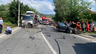 "Vă rog, ajutaţi-mi copilul!" Strigătul de disperare al unei şoferiţe care a adormit la volan şi a intrat pe DN7 într-un TIR ce transporta maşini