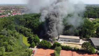 Incendiu de proporţii la o hală de scule electrice din Timişoara. Coloana de fum s-a văzut de la mare depărtare