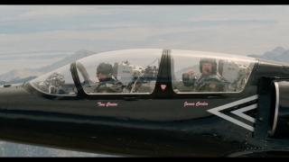 Tom Cruise a pilotat un avion de vânătoare vechi de 75 de ani. Copilot a fost chiar comediantul James Corden