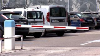 Şoferii bucureşteni se bat pe un loc de parcare, dar evită parcările gratuite. Investiţii de peste 400 de milioane de lei care stau nefolosite