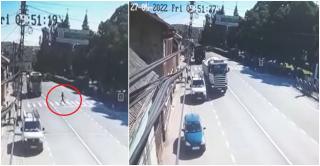 Spulberată pe trecere de un camion plin cu balastru. Accident înfiorător filmat la Reteag, în  Bistrița-Năsăud