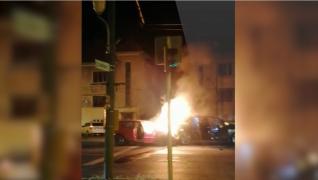 Maşini în flăcări după o "liniuţă" scăpată de sub control, în Timişoara. Tinerii, scoşi din în ultimul moment din bolizi de martori