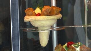 Un antreprenor din Moldova a reinventat una dintre mâncărurile preferate de români. Vinde sarmale puse în cornet