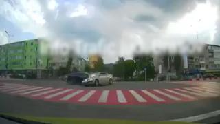 Un şofer care a forţat semaforul a spulberat o maşină, într-o intersecţie din Braşov. Unul dintre pasageri a fost aruncat din vehicul