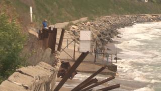 Pericol pentru turişti: staţiunea de pe litoralul românesc unde faleza stă să se prăbuşească în mare dintr-o clipă în alta