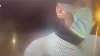 Poliţia Română caută un bărbat acuzat de furt. A fugit cu un portofel şi a folosit cardurile pentru a scoate bani de la bancomat