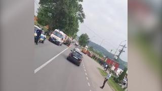 Maşină, izbită de un copac în Bihor. O persoană a murit, alte 6 au ajuns la spital. Printre victime sunt şi trei copii