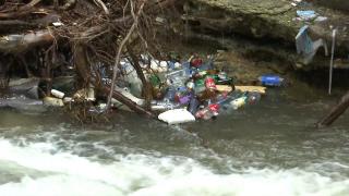 Râul care curge pe lângă Castelul Bran, îngropat în munţi de gunoaie. Două comune au primit ultimatum de la Garda de Mediu